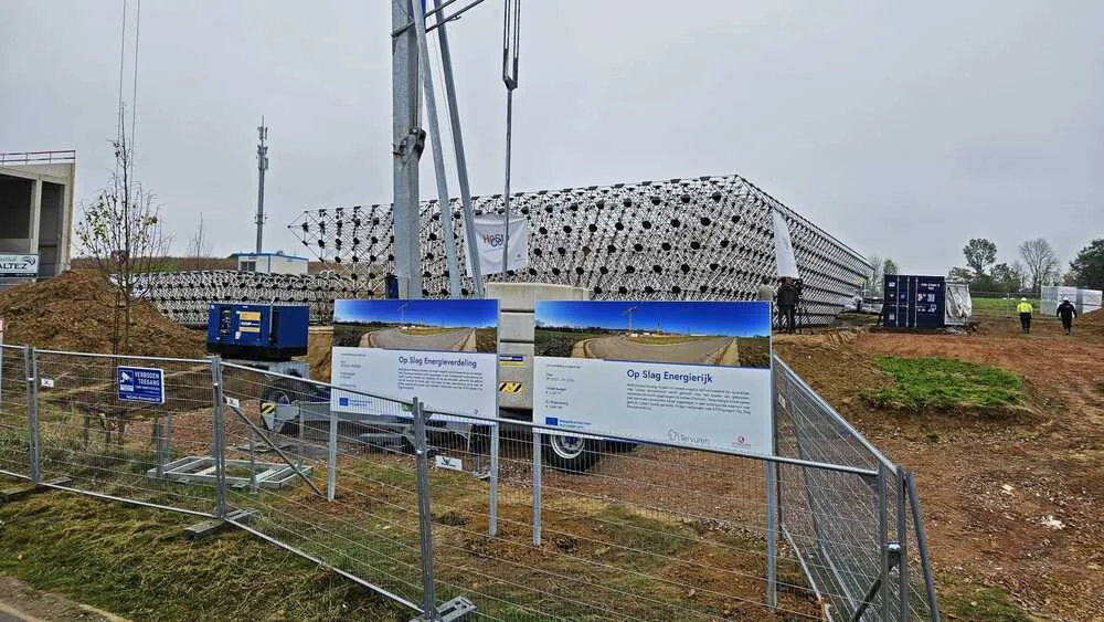 Construction of the spaceframe for Interleuven’s heating system at the Keiberg-Vossem business park, Tervuren, featuring a 1.5 million-litre water heat buffer and solar collectors
