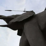 La statue d'un éléphant africain se dressant face à l'AfricaMuseum (Leuvensesteenweg) à Tervuren.